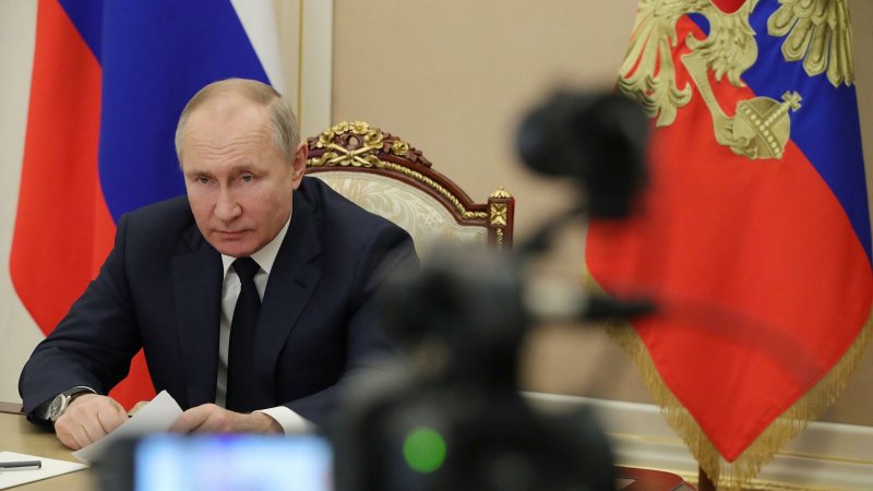 Путин наградил медработников за борьбу с коронавирусом