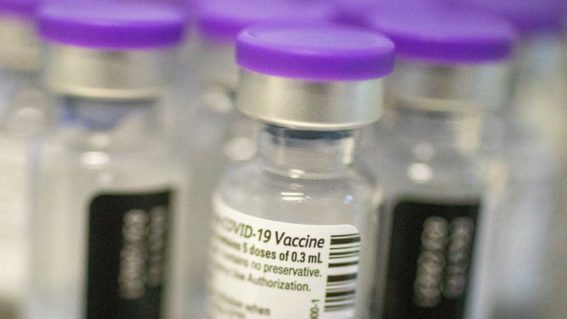 В Ирландии выявили более 80 побочных эффектов от вакцины Pfizer